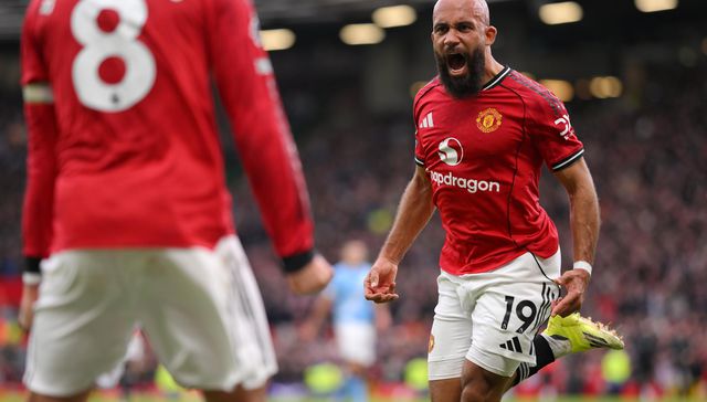 Le tiró la camiseta