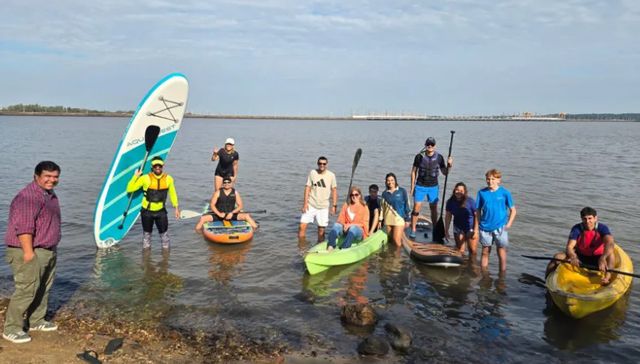 Clavo mi remo en el agua