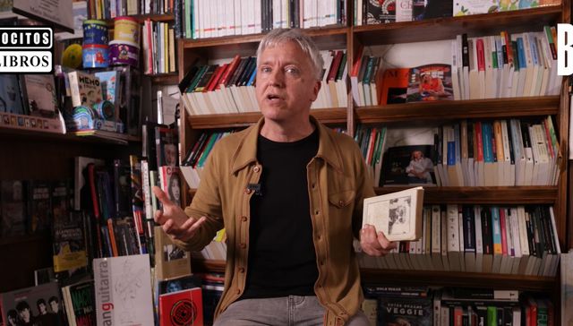 Músicos y anaqueles