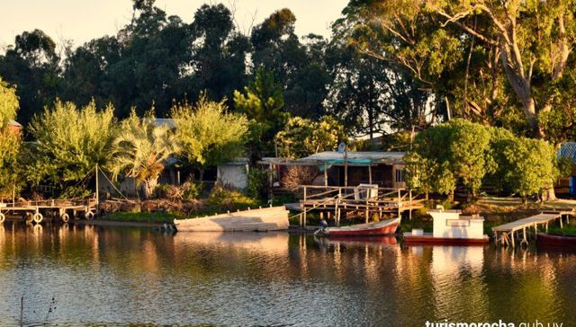 Bota y pescador oliendo a sal