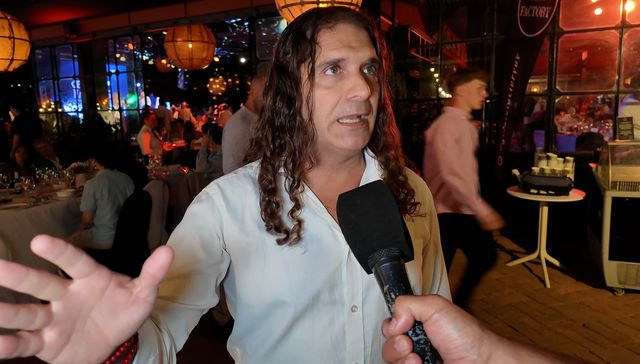 Y haciendo palmas y arriba y arriba