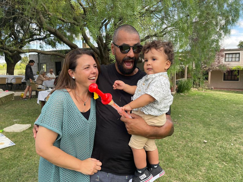 Manuel junto a Bibiana y Eduardo. Foto: cedida a Montevideo Portal