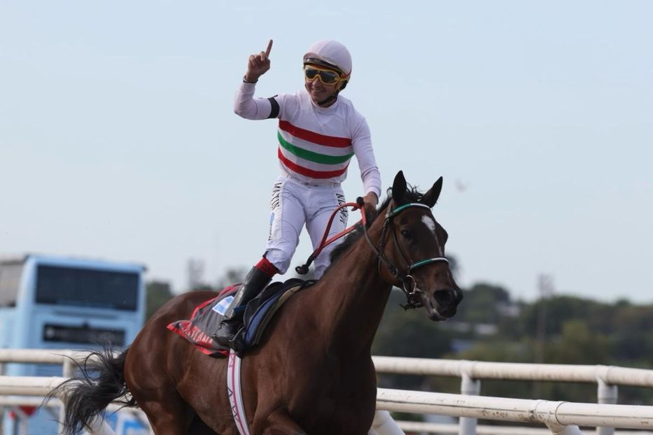 El jockey Martín Valle y la yegua Martana. Foto: Gastón Britos / FocoUy