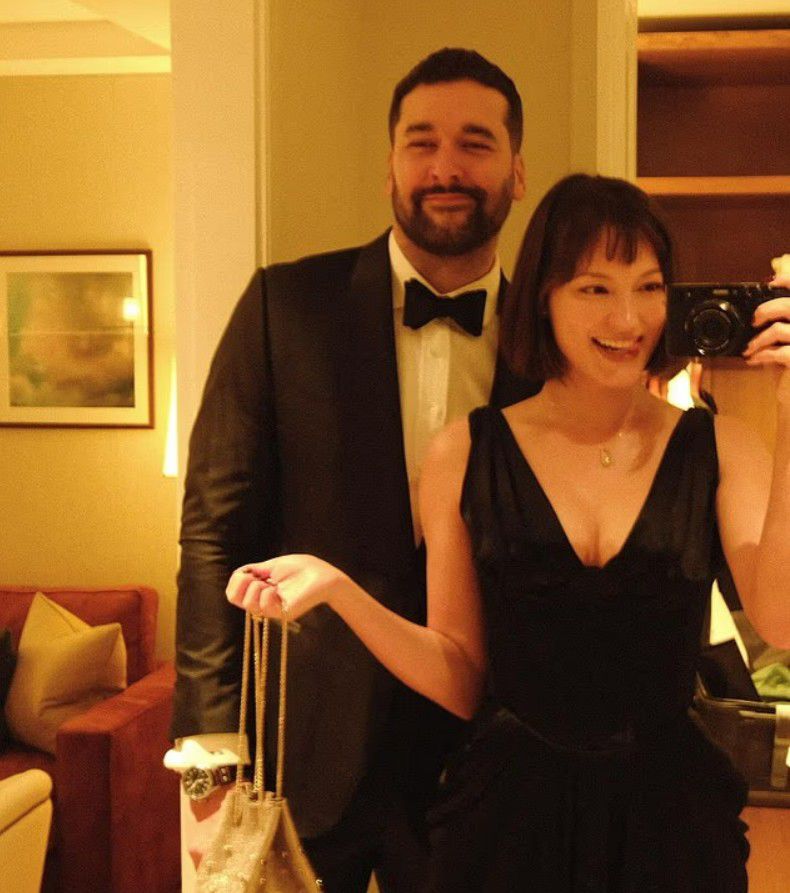 Kalil junto a su actual esposa