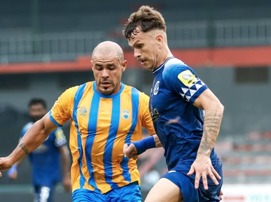 Matías Appelt jugando en Valencia de Maldivas.