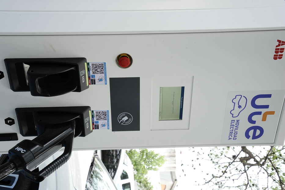 Cargador de UTE con QR. Foto: Presidencia