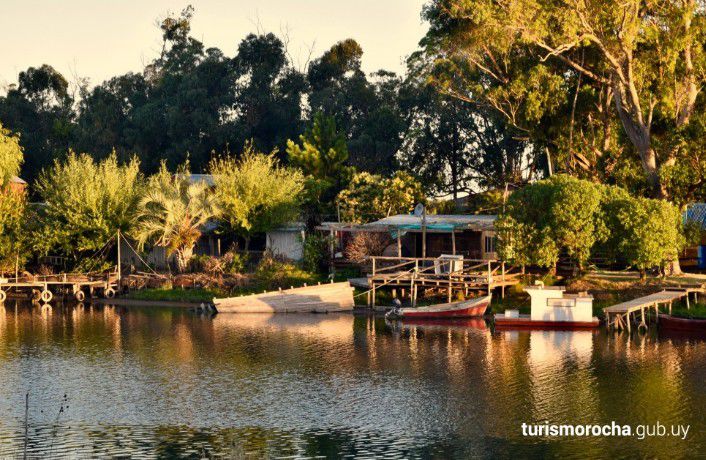 Bota y pescador oliendo a sal