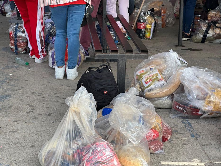 Personas esperan para ingresar al ex Comcar. Foto: Montevideo Portal