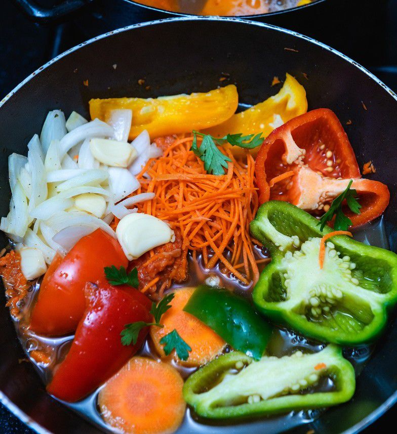 Verduras a la provenzal: un plato bien mediterráneo, con pimientos, tomates y olivas negras. Fresco, sano y colorido.