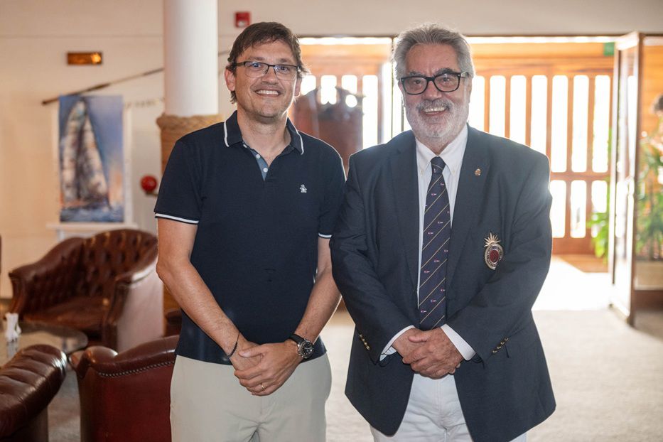 Juan Pablo Loureiro, presidente de Seguros SURA Uruguay y Gustavo González Piedra, miembro de la comisión directiva del Yacht Club. Foto: cedida a Montevideo Portal