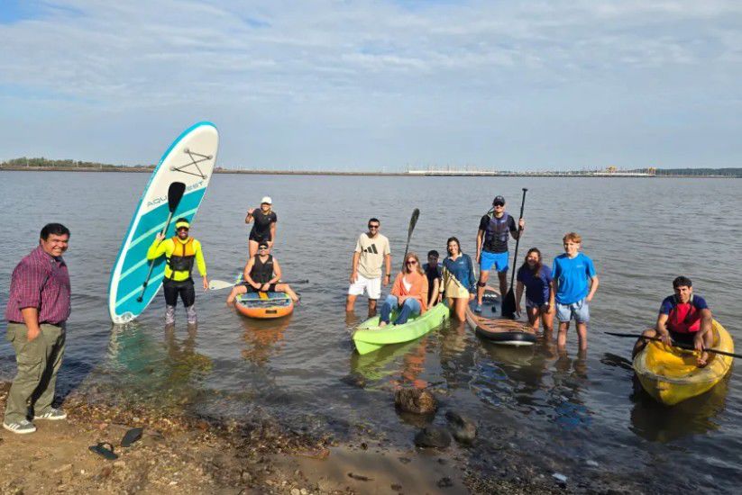 Clavo mi remo en el agua
