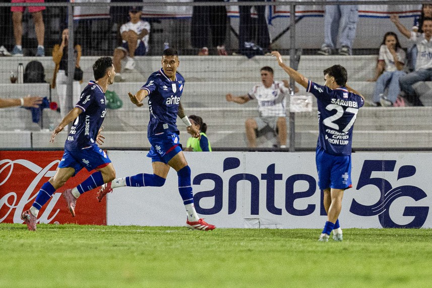 Apertura: Nacional, con poco, derrotó 1-0 a Progreso en Durazno, en partido con polémica