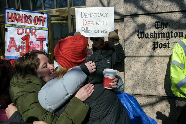 Trabajadores del Washington Post se movilizan por el despido del personal del diario. Foto: AFP.