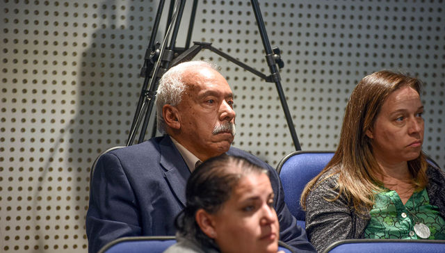 Con la firma y el registro