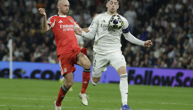 La quiere levantar él