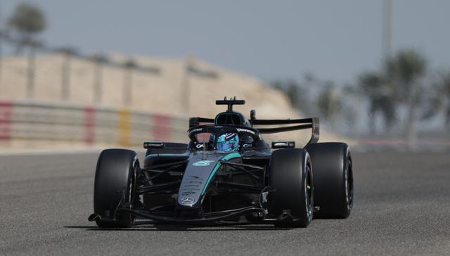 De atrás y en la hora