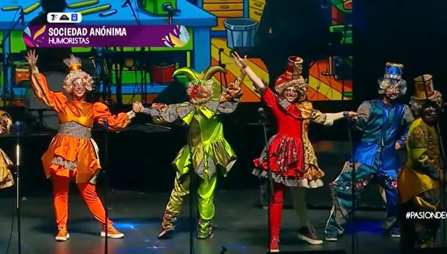 Entre palos y halagos