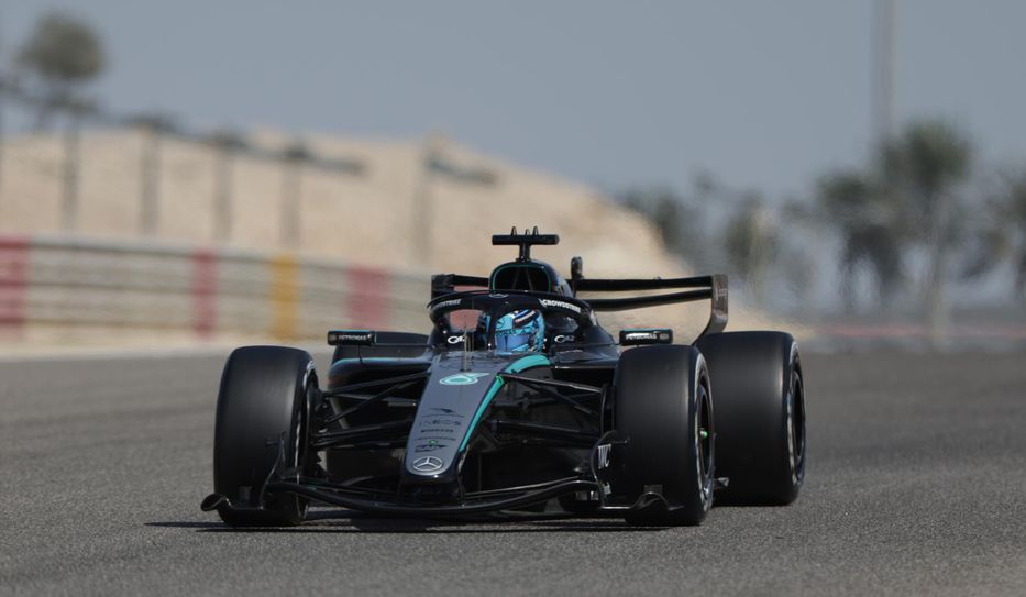 De atrás y en la hora