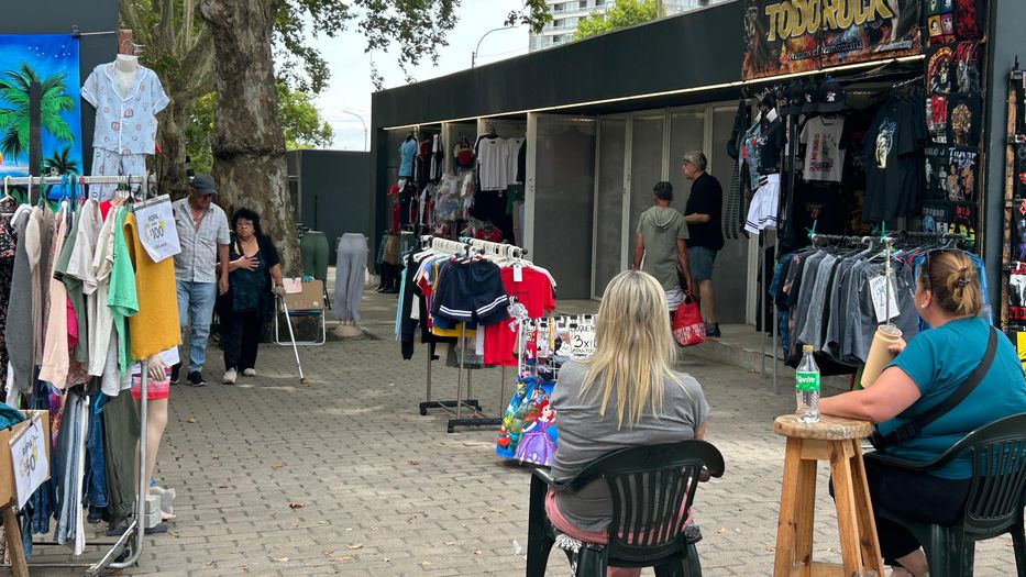 Vendedoras sentadas. Foto: Montevideo Portal