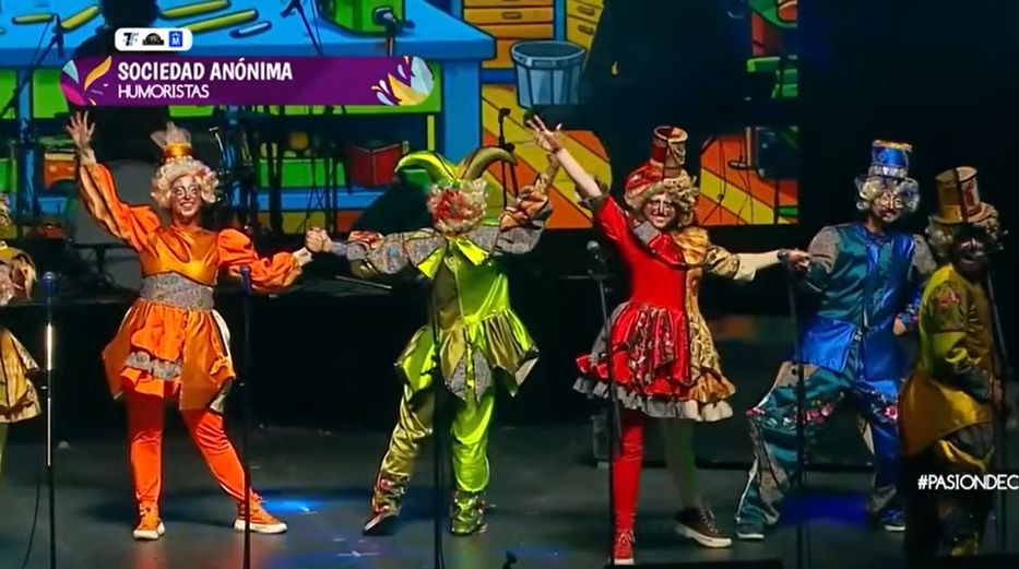 Entre palos y halagos