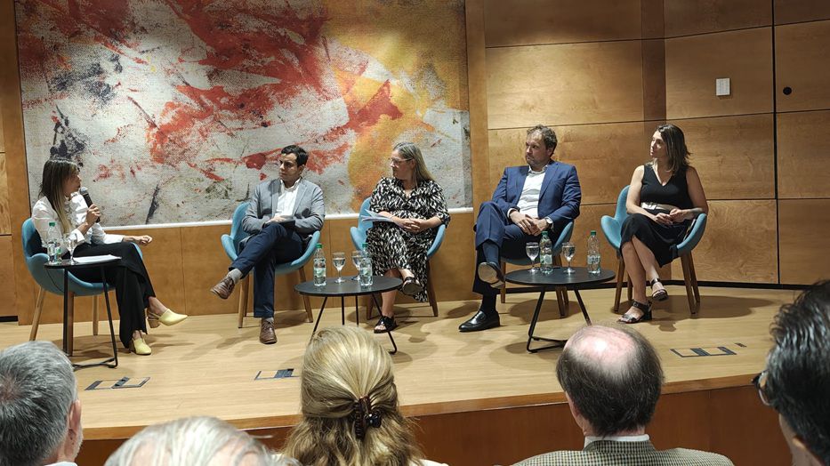 Ana&nbsp;Matyszczyk, Ramiro Correa, Ana Laura Fernández, Nicolás Cichevski e Isabella Antonaccio.&nbsp;Foto: Montevideo Portal