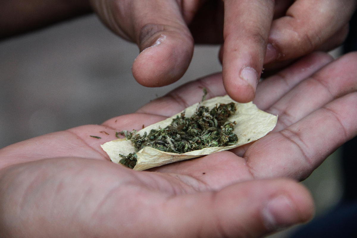 Vinculan la marihuana en la adolescencia con doble riesgo de enfermedad mental grave
