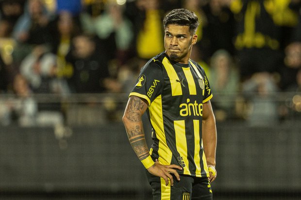 Apertura: Peñarol y Racing están empatando sin goles en el Campeón del Siglo