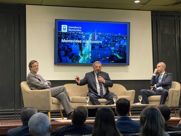 Mario Bergara junto a Alberto Charro de la Cámara Española de Comercio y al embajador español Javier Salido Ortiz. Foto: Montevideo Portal