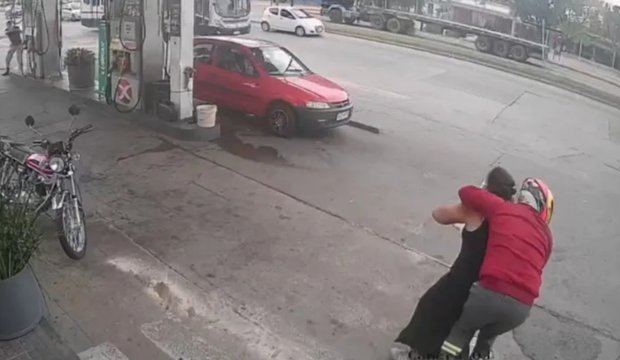 Empleada de escudo humano: el violento robo a una estación de servicio en Montevideo