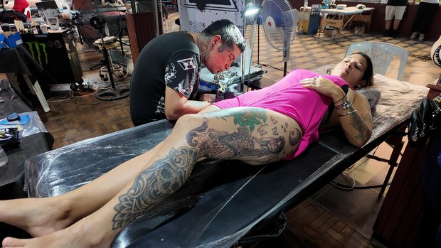 “Ellas tienen más aguante”: El arte del tatuaje marca tendencia en la Fiesta de la Cerveza