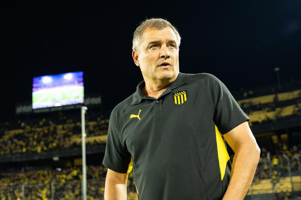 Peñarol: Aguirre lamentó los goles de Racing “en situaciones aisladas” y reclamó un penal