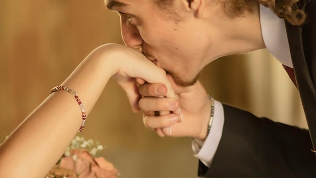 La Justicia española considera “agresión sexual” dar un beso en la mano sin consentimiento