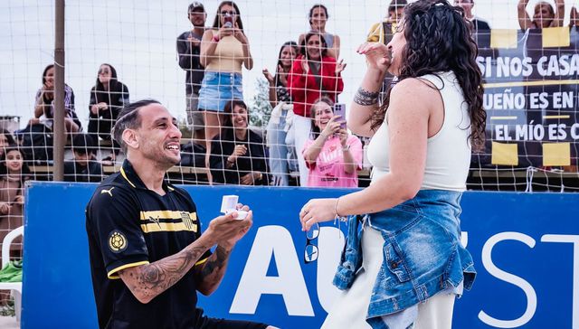 Aplauso, anillo y beso