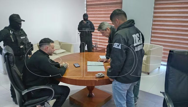 Entre el arma y la pared