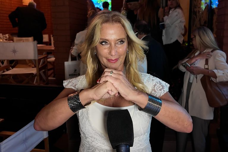 “Me quedan bien”: Laura Martínez fue reconocida por 45 años de trayectoria artística