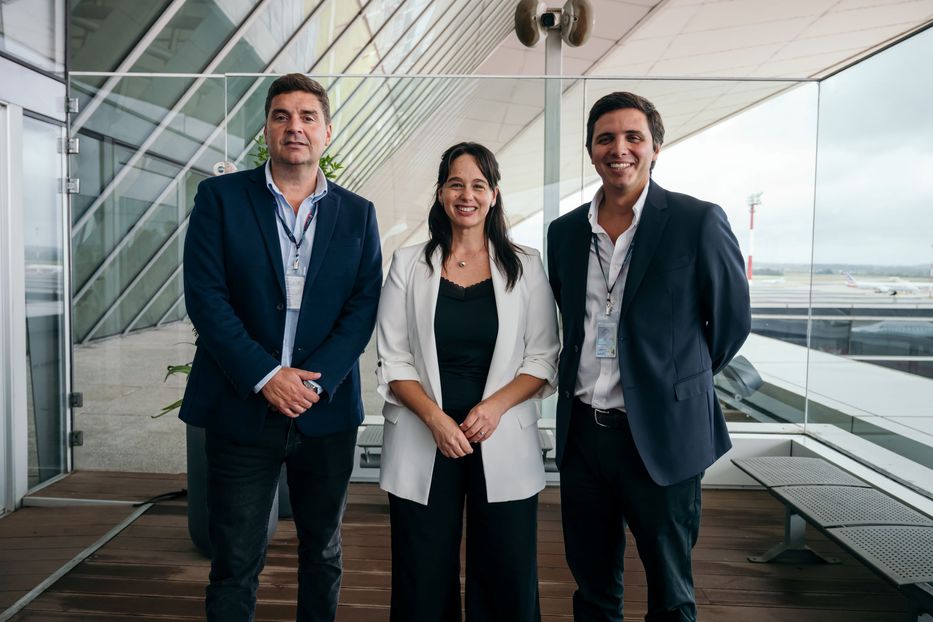 Hernán Romay, director comercial corporativo de Aeropuertos Uruguay; Karina Fortete, directora de Turismo de la Intendencia de Montevideo y Matías Carluccio, gerente comercial de Aeropuertos Uruguay.