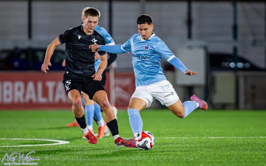 Alejandro Satriano jugando en Europa Point de Gibraltar. Foto: Black & Surst Photography / Instagram @satrianoale