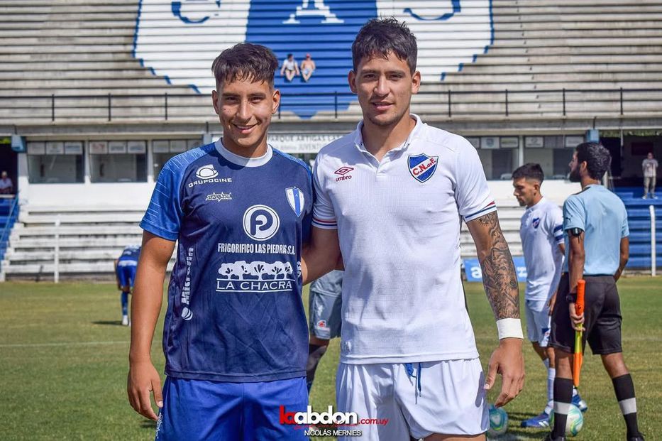 Alejandro Satriano jugando en Juventud contra su hermano Martín (Nacional). Foto: @laabdon.com.uy