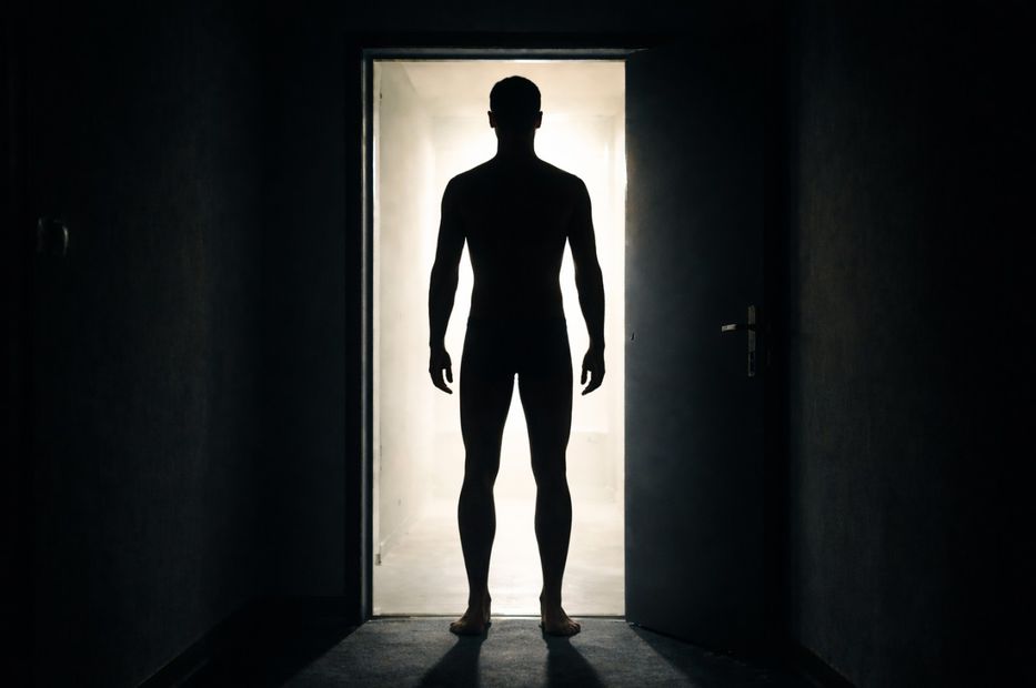 Los ojos ciegos bien abiertos