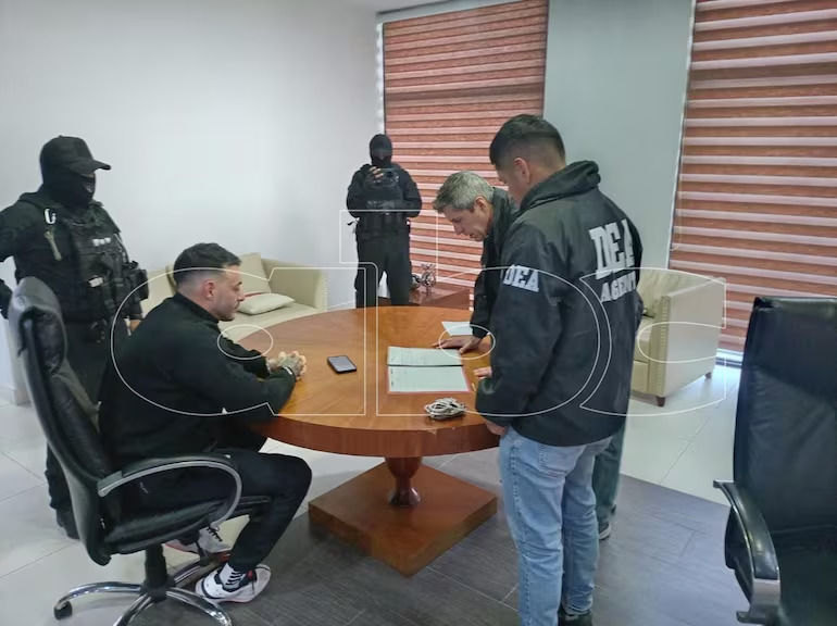 Entre el arma y la pared