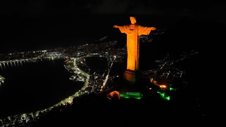 El Cristo Redentor se iluminó de color naranja, distintivo de GOL, en homenaje al momento en que Río de Janeiro se consolida como el centro internacional de GOL para destinos en Estados Unidos y Europa. Foto: cedida a Montevideo Portal.