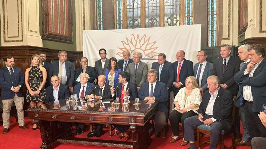 “El gobierno no tiene los votos”: oposición dice que Ferrero sigue en Fiscalía hasta 2030