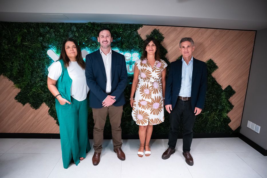 Larissa Perdomo, gerenta de Marca País; Santiago Vázquez, CEO de LSQA, Mariana Ferreira, directora ejecutiva de Uruguay XXI y Marcelo Lombardi, gerente general de Tres Cruces.