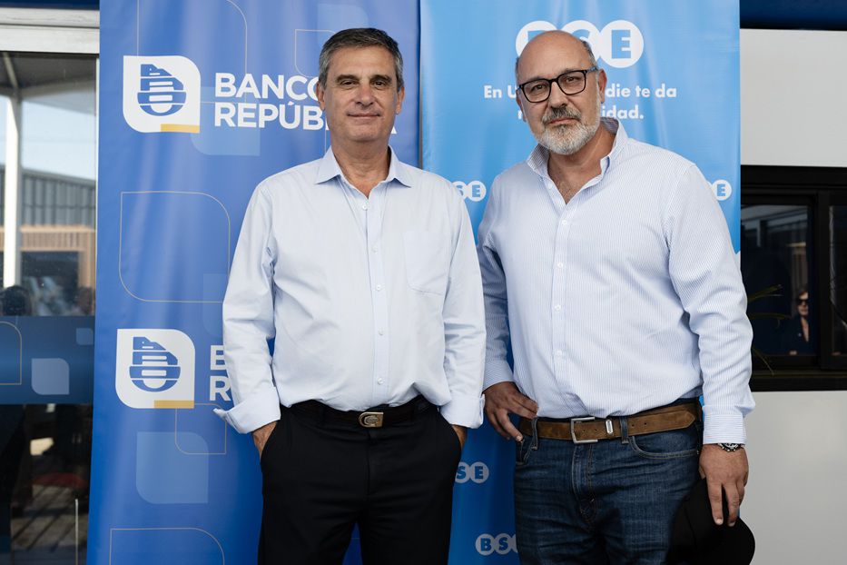 Álvaro García, presidente del BROU y Marcos Otheguy, presidente del BSE. Foto: cedida a Montevideo Portal