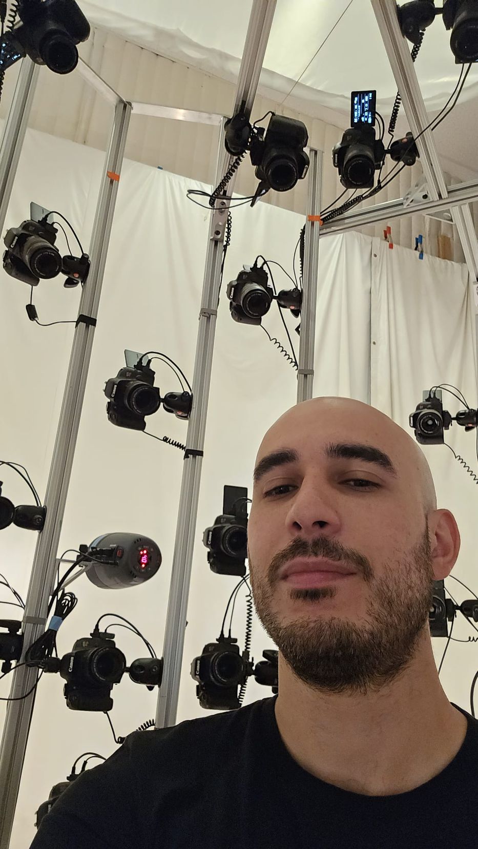 Santiago Pacheco en el sistema que utiliza Ubisoft para capturar movimiento de personas. Foto: cedida a Montevideo Portal.