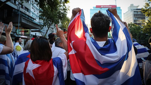 Se fue de Cuba para tratar su cáncer: el detrás de la llegada récord de cubanos en 2025