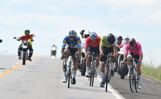 Un atleta y dos inspectores lesionados a causa de auto que “estorbó” la Vuelta Ciclista