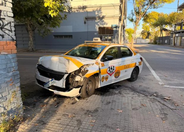 Misterio en calles de Montevideo: apareció taxi chocado, abandonado y con restos de sangre