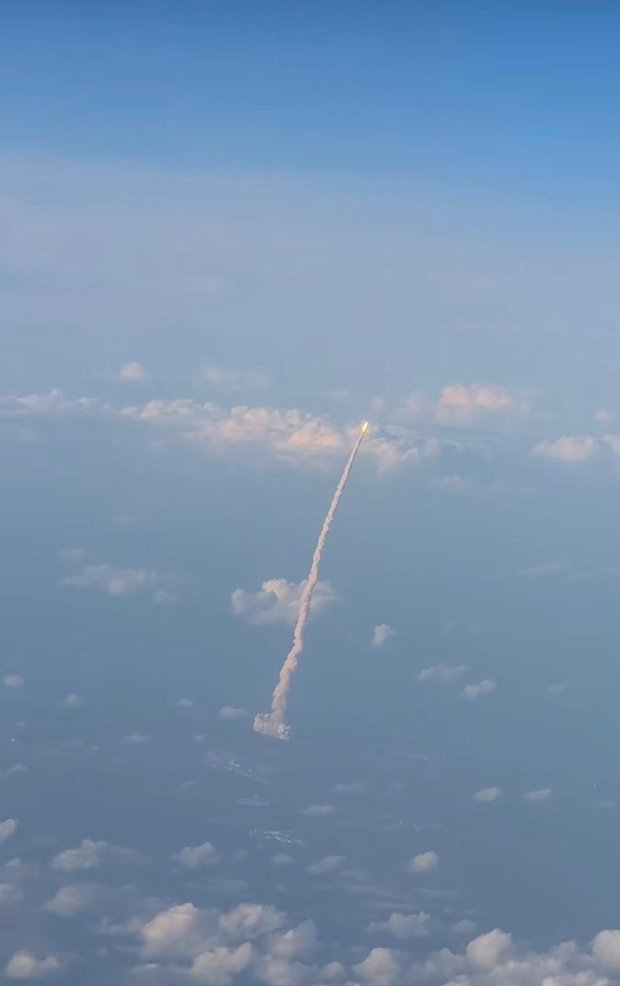 Espectacular: una usuaria mostró desde un avión a la nave de la misión Artemis II
