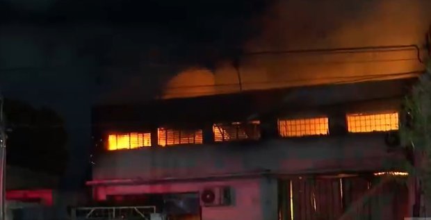 Fábrica de pinturas de La Teja registra “violento” incendio; Bomberos trabaja en el lugar